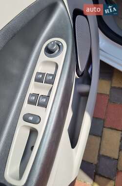 Хэтчбек Renault Zoe 2013 в 