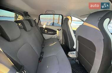 Хэтчбек Renault Zoe 2015 в 