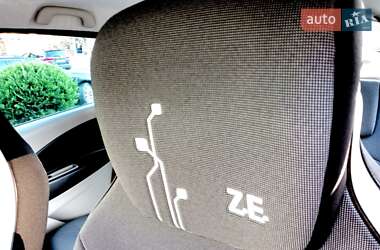 Хэтчбек Renault Zoe 2015 в 