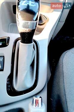 Хэтчбек Renault Zoe 2015 в 