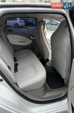 Хэтчбек Renault Zoe 2015 в 