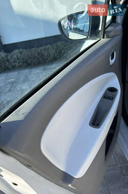 Хэтчбек Renault Zoe 2015 в 