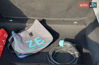 Хэтчбек Renault Zoe 2016 в 