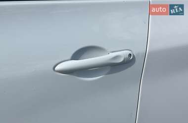 Хетчбек Renault Zoe 2015 в 