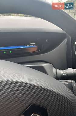 Хэтчбек Renault Zoe 2017 в 
