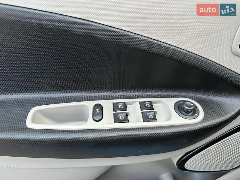 Хэтчбек Renault Zoe 2015 в Киеве