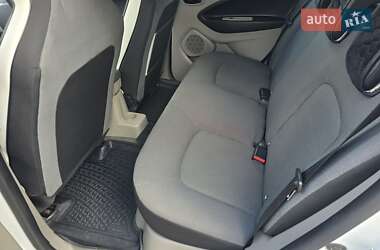 Хэтчбек Renault Zoe 2016 в 