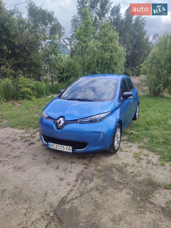 Хэтчбек Renault Zoe 2016 в 