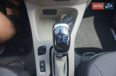 Хетчбек Renault Zoe 2016 в 
