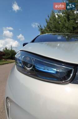Хэтчбек Renault Zoe 2015 в 