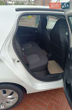 Хэтчбек Renault Zoe 2017 в 