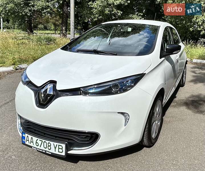 Хэтчбек Renault Zoe 2016 в 