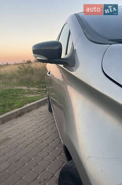 Хэтчбек Renault Zoe 2015 в 