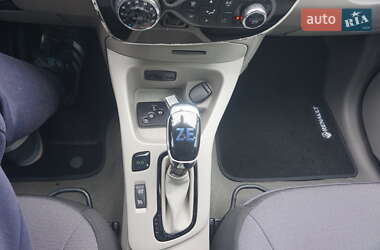 Хэтчбек Renault Zoe 2016 в 