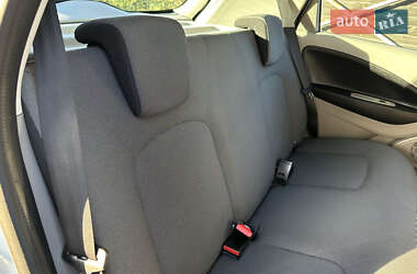 Хэтчбек Renault Zoe 2015 в 