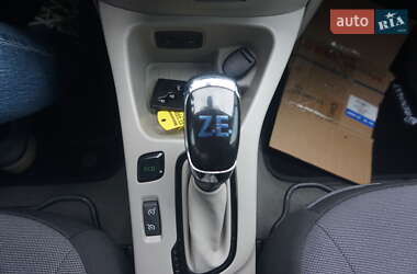 Хэтчбек Renault Zoe 2015 в 