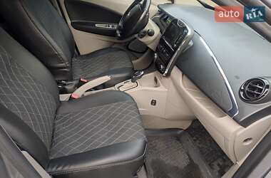 Хэтчбек Renault Zoe 2016 в 