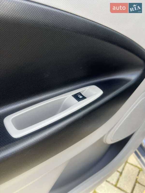 Хетчбек Renault Zoe 2015 в Золочеві