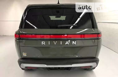 Седан Rivian R1S 2024 в 