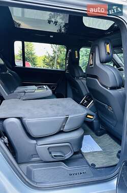 Позашляховик / Кросовер Rivian R1S 2024 в 
