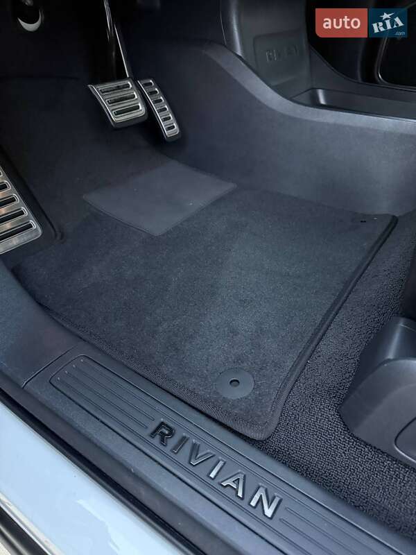 Позашляховик / Кросовер Rivian R1S 2023 в Дубні