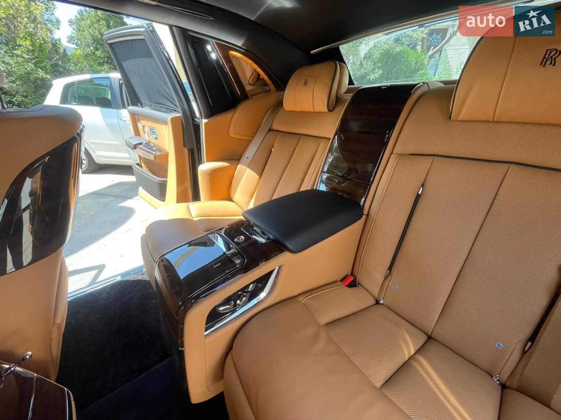 2021 Rolls-Royce Phantom - мініатюра 12