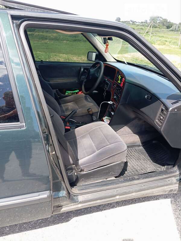Седан Saab 9000 1995 в Березані