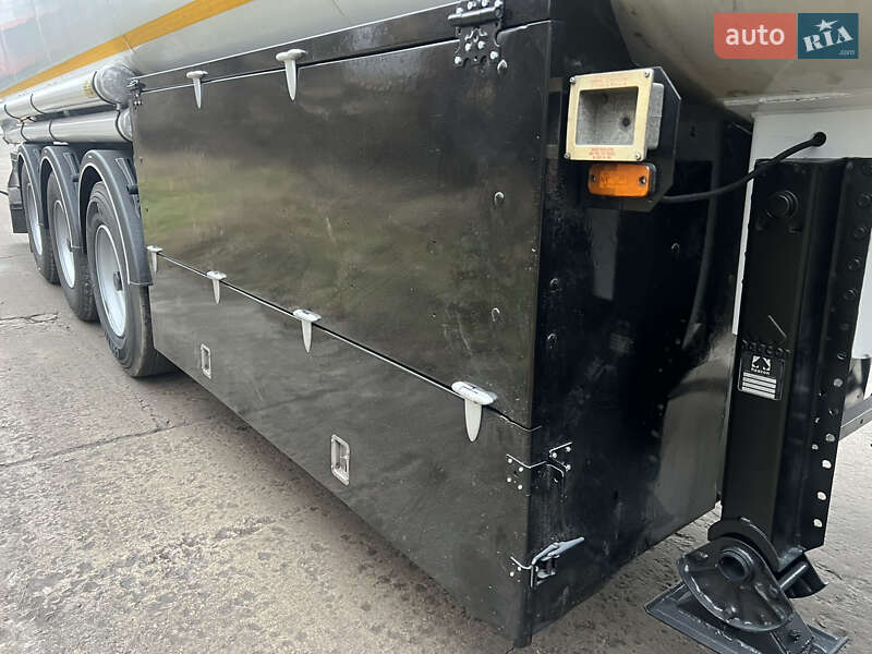 Цистерна полуприцеп SACIM SCX 2004 в Киеве