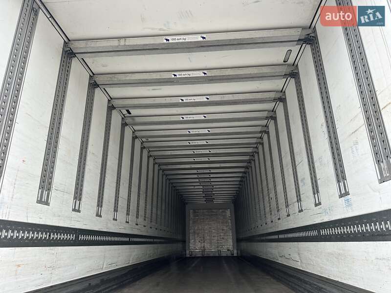 Изотермическая будка Schmitz Cargobull SKO 2013 в Калуше