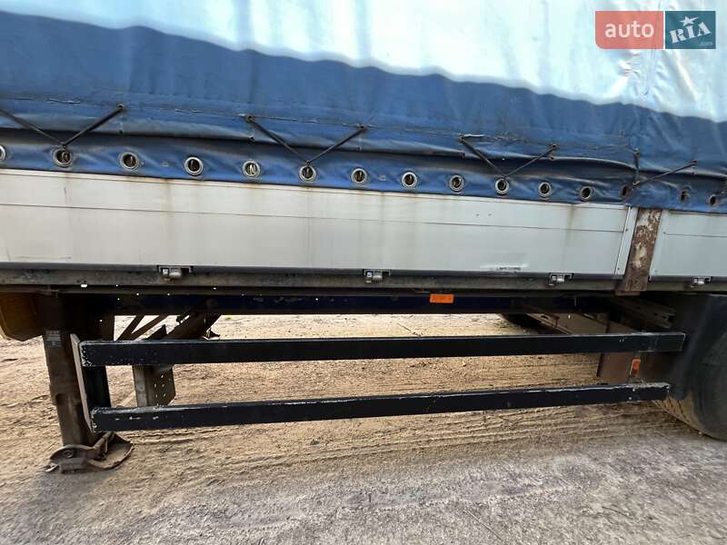 Бортовий напівпричіп Schmitz Cargobull SPR 24 2004 в Львові