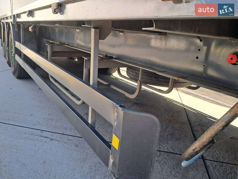 Бортовий напівпричіп Schwarzmuller J-Serie 2011 в Коломиї