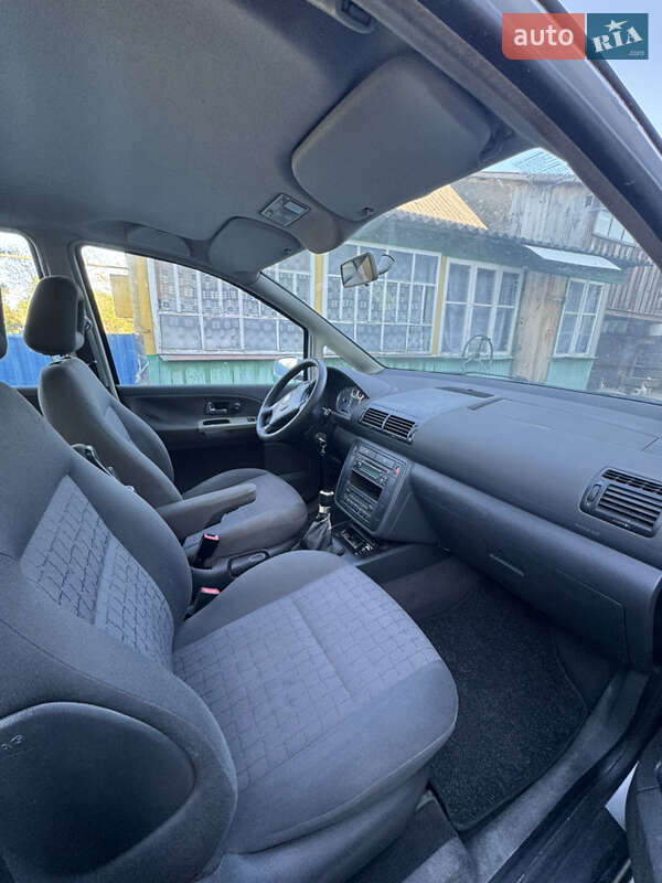 Минивэн SEAT Alhambra 2004 в Владимире