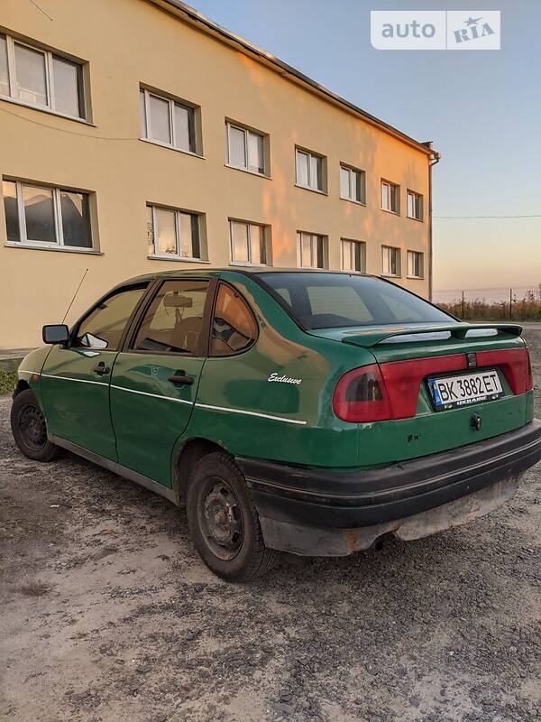 Седан SEAT Cordoba 1995 в Ровно