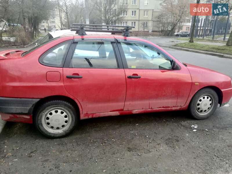 Хэтчбек SEAT Cordoba 1996 в Львове