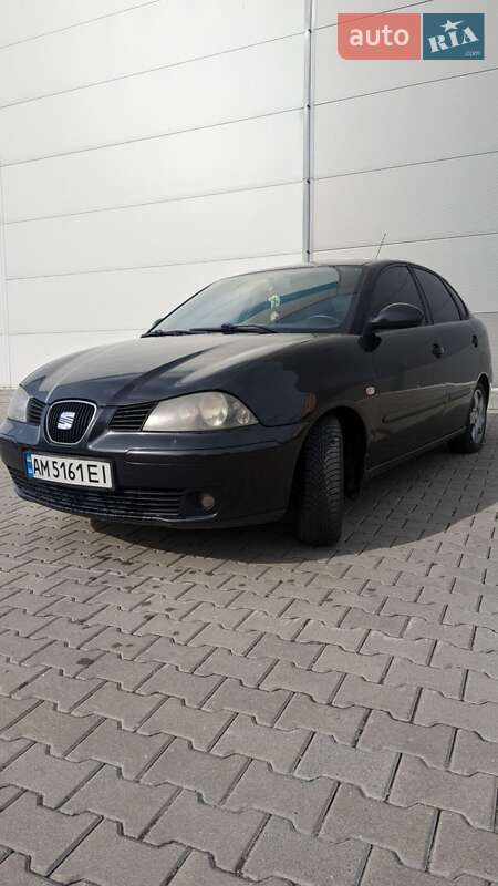 Седан SEAT Cordoba 2008 в Вишневом
