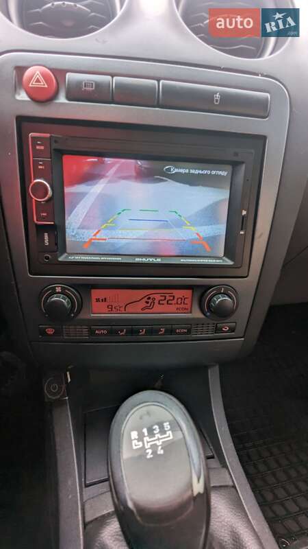 Седан SEAT Cordoba 2008 в Вишневом