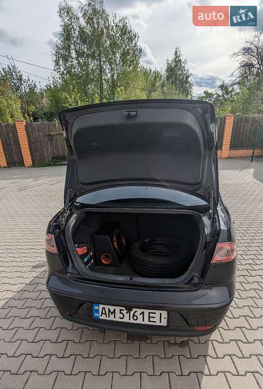 Седан SEAT Cordoba 2008 в Вишневом