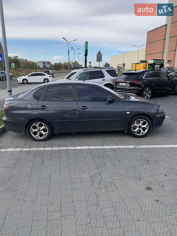 Седан SEAT Cordoba 2007 в Львове