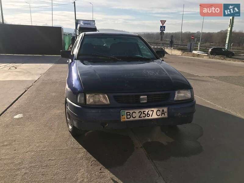 Седан SEAT Cordoba 1995 в Ходорове