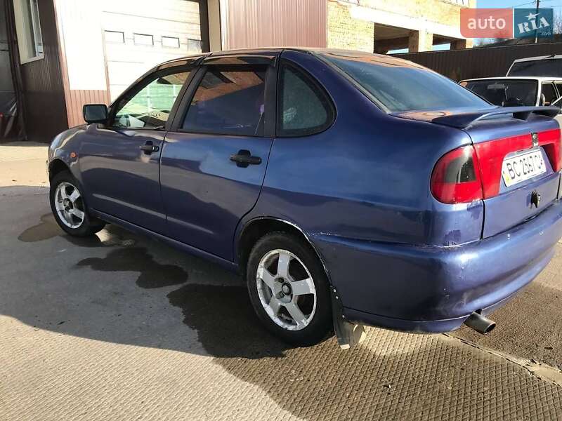 Седан SEAT Cordoba 1995 в Ходорове