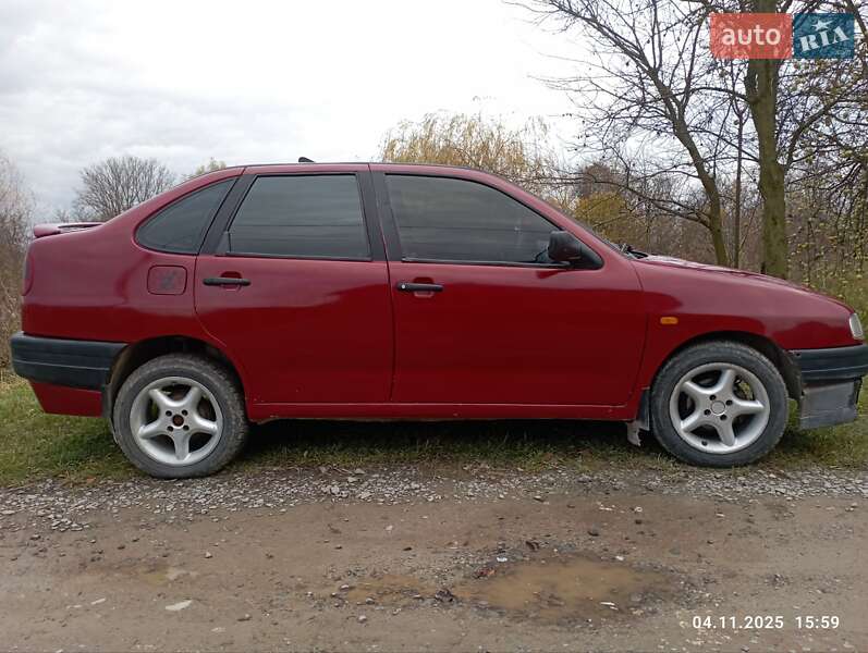 Седан SEAT Cordoba 1994 в Городке фото Седан SEAT Cordoba 1994 в Городке