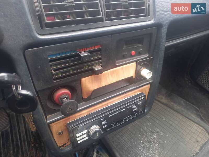 Хетчбек SEAT Ibiza 1988 в Новоархангельську