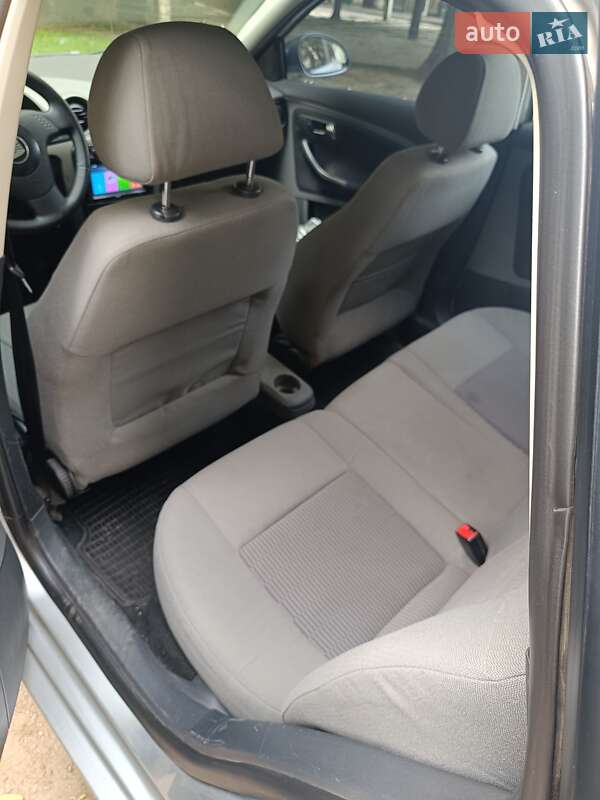 Хетчбек SEAT Ibiza 2003 в Дніпрі