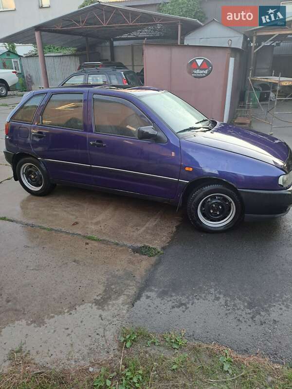 Хетчбек SEAT Ibiza 1995 в Стоянці