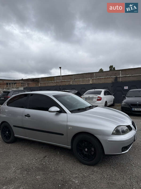 Хетчбек SEAT Ibiza 2003 в Дніпрі