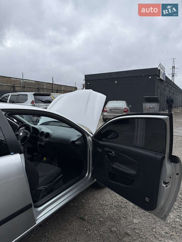 Хетчбек SEAT Ibiza 2003 в Дніпрі