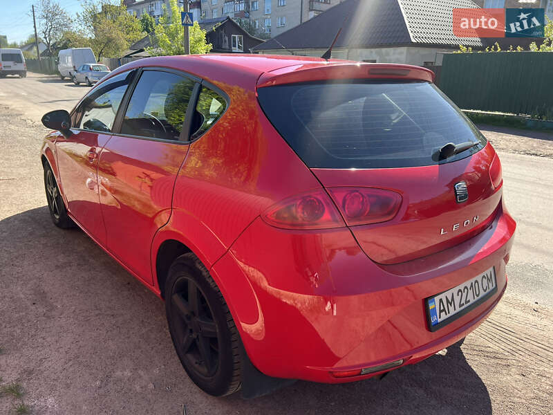 Хэтчбек SEAT Leon 2010 в Коростене