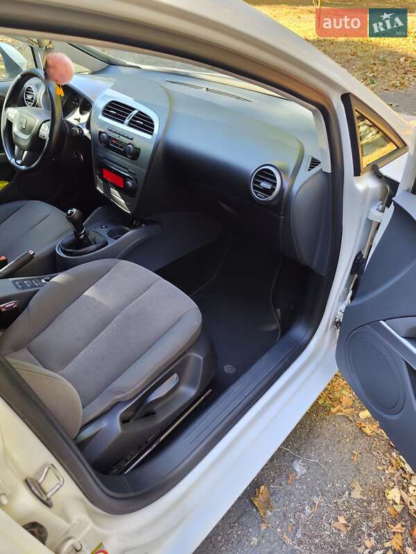 Хэтчбек SEAT Leon 2010 в Каменке