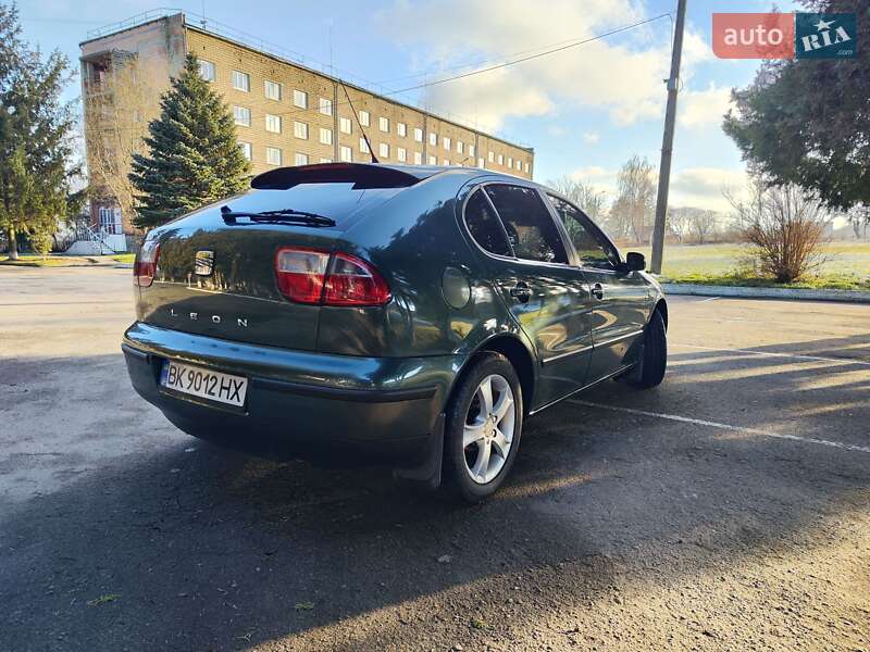 Хэтчбек SEAT Leon 2002 в Остроге