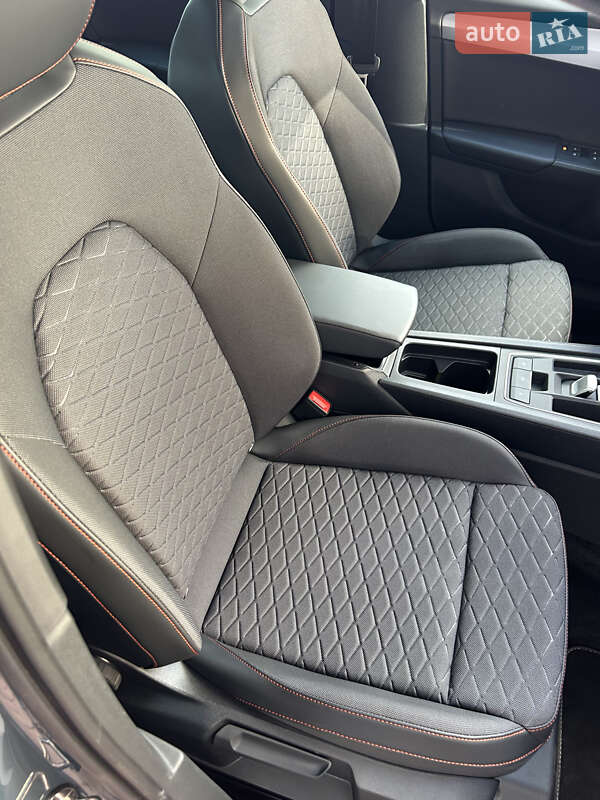 Хэтчбек SEAT Leon 2025 в Киеве